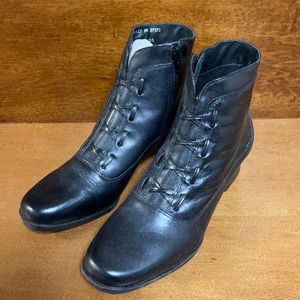 Classic Elements Woman’s Black Leather Boots Size 6M Zip Up